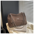 Bolso tote minimalista de cuero marrón oscuro con cadena de metal para mujer - Marrón