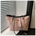 Dettaglio della trama marmorizzata rosa e tracolla in pelle nera su borsa tote - Rosa Senza Ciondolo