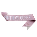 Détail d'une écharpe Birthday Queen en paillettes roses avec épingle de sûreté dorée - Birthday Girl Lettres Blanches / Rose