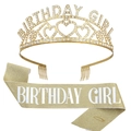 Détail d'un diadème doré Birthday Girl avec strass et ensemble d'écharpe pailletée - Taille unique / Base Or Lettres Blanches