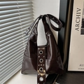 Sac à bandoulière marron foncé en cuir avec œillets métalliques et sangle punk - Marron