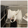 Bolso de hombro blanco minimalista con hebilla dorada en forma de calabaza y asa - Blanco