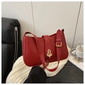 Bolso de hombro rojo de cuero PU con hebilla de calabaza dorada y correa ajustable - Rojo