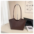 Grand sac cabas tressé marron café vintage au style chic français et design minimaliste - café
