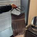 Sac bandoulière marron à rivets dorés et longues franges de style bohème - Marron
