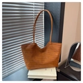Détail du sac cabas tressé caramel avec texture à chevrons et anses fines tressées - Marron