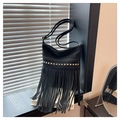 Détail du sac en similicuir noir avec clous dorés et longues franges décoratives élégantes - Noir