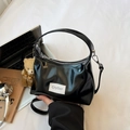 Bolso de mano de media luna negro brillante con colgante de oso y detalles de plata - Negro Con Colgante