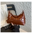 Detalle del bolso de cuero marrón caramelo con correa vintage y herrajes dorados - Marrón