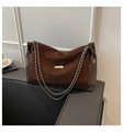 Donkerbruine suède patchwork shopper met gouden kettingband en metalen gesp - koffiekleur