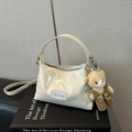 Elegante bolso crema brillante con correa bandolera y colgante de osito de peluche - Blanco Con Colgante