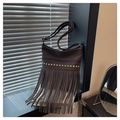 Détail du sac bandoulière en cuir marron foncé avec rivets métalliques et franges - café