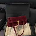 Bolso de hombro vintage de ante burdeos con hebilla dorada y elegante cierre de solapa - Con Colgante / Rojo
