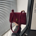 Schicke weinrote Achseltasche aus Öl-Wachs-Leder mit goldener Schnalle und Knotengurt - Rot