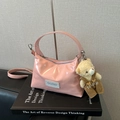 Bolso de mano rosa en charol brillante con colgante de oso y correa ajustable para hombro - Rosa Con Colgante