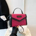 Schicke gewebte Handtasche in Rosarot mit schwarzem Rand und verstellbarem Schultergurt - Fuchsia