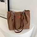 Borsa tote in velluto a coste marrone con tracolla a catena su podio bianco - Marrone