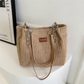 Borsa tote in velluto a coste marrone con catena argentata su piedistallo bianco - Cachi