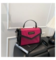 Fuchsia gevlochten lederen crossbodytas met zwarte bies en elegant handvat detail - Rozerood