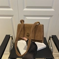 Braune Schultertasche aus Wildleder mit goldenem Drehverschluss und Knotendetail - Braun