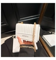 Sac bandoulière blanc plissé chic avec chaîne dorée et texture matelassée verticale - Blanc