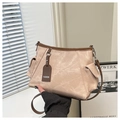 Bolso de hombro beige de piel sintética con ribete marrón y detalles de moda retro - Rosa