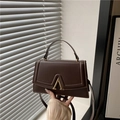 Elegante bolso de mano estructurado en cuero marrón oscuro con cierre en V dorado - Marrón