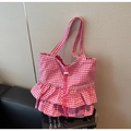 Detalle de bolso tote de cuadros rosas con bordes volantes y cierre de cordón ajustable - Rosa