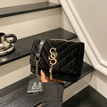 Elegante borsa a tracolla in velluto nero con trapuntatura a V e nappina dorata - Nero