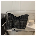 Detailansicht der Tweed-Check-Tasche inklusive passender kleiner Tasche auf einem Wagen - Schwarz