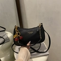 Bolso bandolera negro minimalista con textura lichi, cadena dorada y colgante de cereza - Con Colgante / Negro