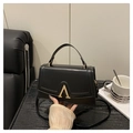 Klassische schwarze Lederhandtasche mit eleganter goldener V-förmiger Metallschnalle - Schwarz