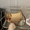 Bolso hobo de cuero beige con correa marrón y colgante decorativo de cereza - Con Colgante / Caqui