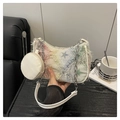 Nahaufnahme der Regenbogen-Schultertasche mit Fransen, Sternenmuster und kleiner Geldbörse - Cremeweißer Stern