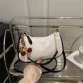 Bolso de hombro de cuero blanco texturizado en forma de media luna con colgante de cereza - Con Colgante / Blanco