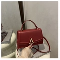 Rote viereckige Handtasche mit goldener V-Schnalle und verstellbarem Schultergurt - Rot