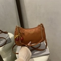 Bolso hobo marrón con cadena dorada y colgante de cereza de moda - Con Colgante / Marrón