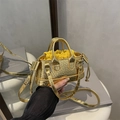 Sac à main doré motif crocodile avec doublure jaune à cordon et bandoulière amovible - Doré