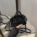 Sac à main noir minimaliste à relief crocodile avec pochette et bandoulière réglable - Noir
