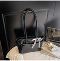 Détail du sac à bandoulière noir brillant avec boucle en métal et nœud à carreaux - Noir