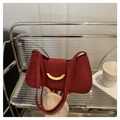 Borsa baguette in velluto bordeaux con fibbia dorata e doppia tracolla di tendenza - Rosso
