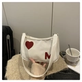 Detail der weißen PU-Schultertasche mit rotem Herz und M-Buchstaben-Patch - Weiß