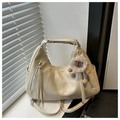 Dettaglio della borsa tote vintage in pelle morbida crema con zip e lunghe frange - Bianco Con Ciondolo