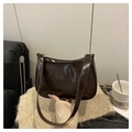 Detail der dunkelbraunen Hobo-Tasche mit M-Prägung und dekorativer Herznaht in Glanzoptik - Kaffeebraun