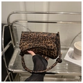 Sac à bandoulière léopard vintage avec détail de bandoulière nouée et rabat - café