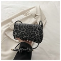 Détail du sac léopard avec fine bandoulière corde et finitions en métal doré chic - Noir