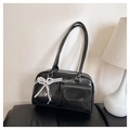 Bolso de hombro negro brillante con dos bolsillos frontales y colgante de lazo de perlas - Negro Con Colgante