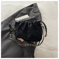 Bolso tipo cubo plisado negro con cadena dorada y textura de satén elegante - Negro