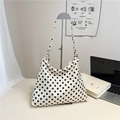 Bolso tote chic de nailon con lunares blancos y negros de gran capacidad para otoño - Beige