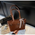 Sac à main marron en similicuir avec un nœud décoratif à carreaux noir et blanc - Café